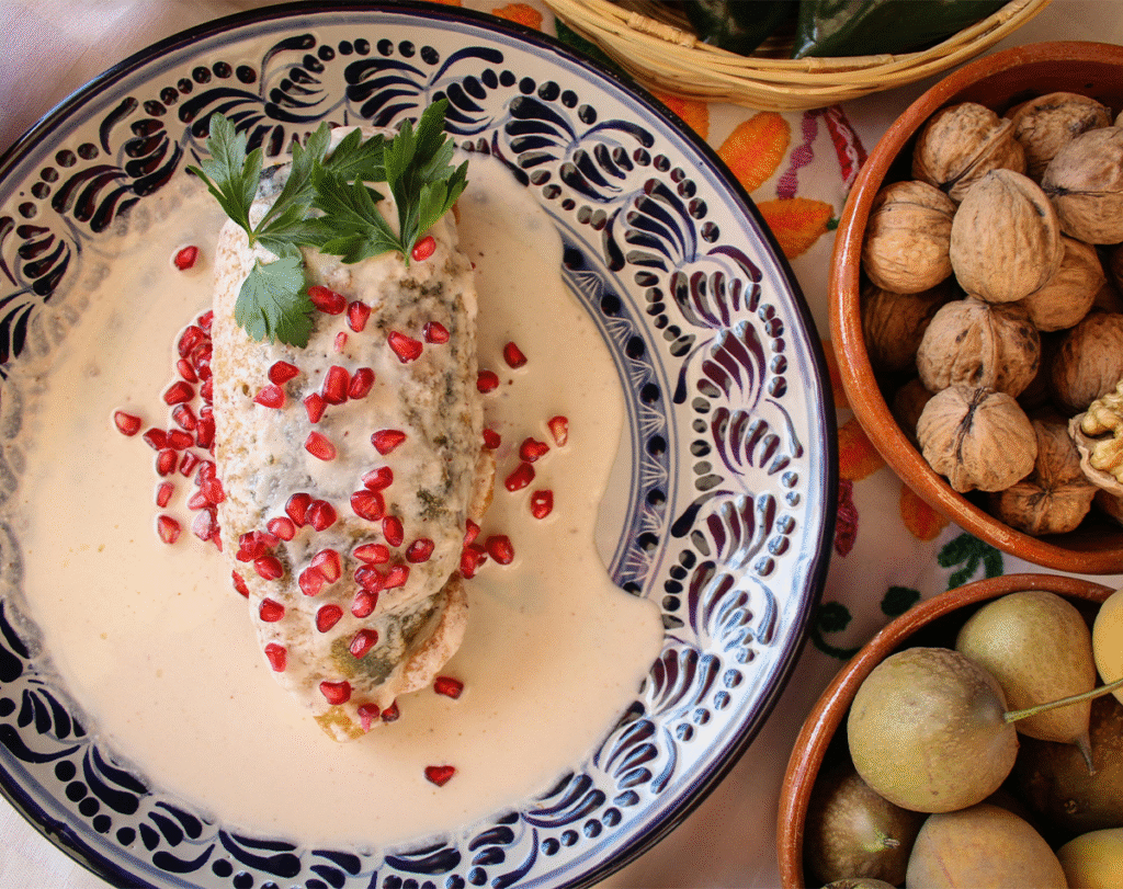 El emblemático Chile en Nogada, orgullo culinario de Puebla.