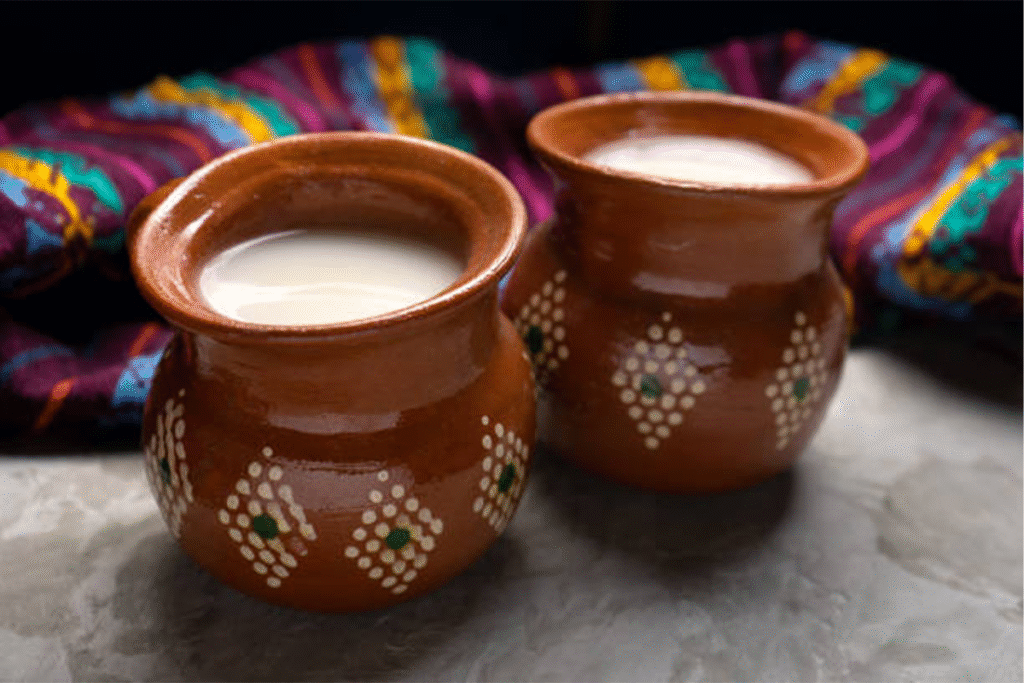 Una tradición milenaria en cada sorbo. Pulque fresco, directo de la historia de México.